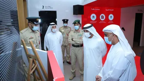 Autoridades en Dubai en el otoño del coronavirus. (WAM)