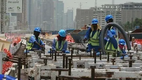 Obreros de la construcción en Dubai. (EL CORREO)