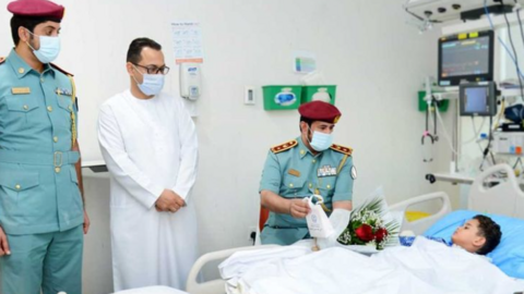 Una delegación policial visitó al niño que se cayó del primer piso de un edificio. (Policía de Sharjah)