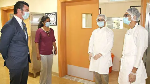 Guillermo Cobelo, presidente del SBC -izquierda-, conversa con dos estudiantes de Al Noor. (EL CORREO)