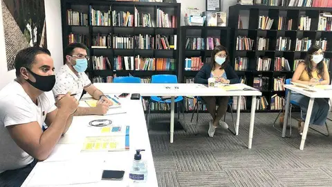 Estudiantes asisten a una clase presencial de español en la sede de UCAM Dubai. (EL CORREO)