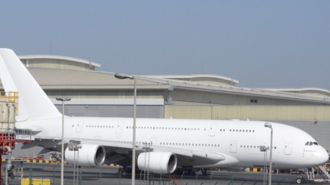 El A380 fue pintado de blanco en Dubai antes de llevarlo a Francia. (Twitter)