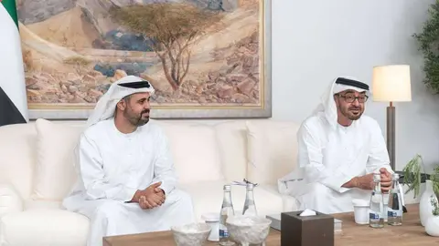 El príncipe heredero de Abu Dhabi y su hijo felicitan de forma virtual a los recién casados. (WAM)