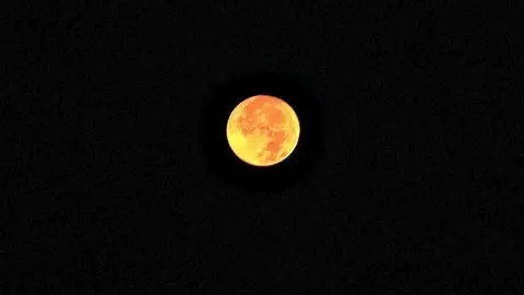 Espectacular luna llena en el Golfo Arábigo. (EL CORREO)