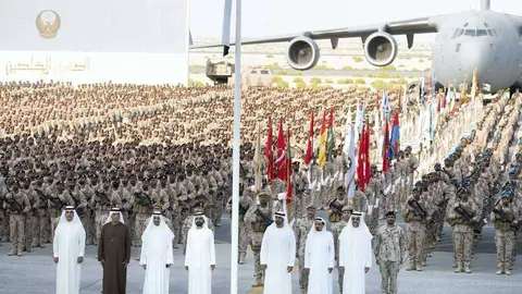 El gobernante de Ras Al Khaimah, y los líderes de EAU en febrero de 2020 durante un homenaje a los miembros de las Fuerzas Armadas que participaron con la Coalición Árabe en Yemen, en Zayed Military City. (Ministerio de Asuntos Presidenciales)