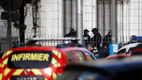 Agentes de policía aseguran el área después de un ataque con cuchillo en la iglesia de Notre Dame en Niza. (Reuters)