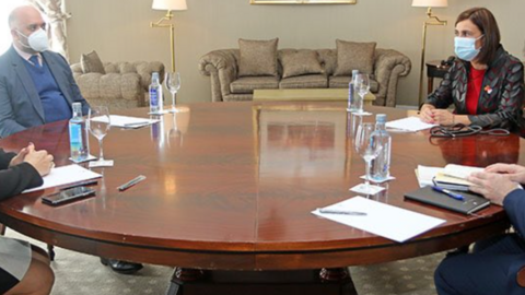 Un momento del encuentro entre el embajador emiratí y la consejera cántabra. (Twitter)