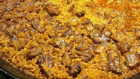 Espectacular paella servida en el Seville's durante la celebración del Día de la Comunidad Valenciana en Dubai. (EL CORREO)