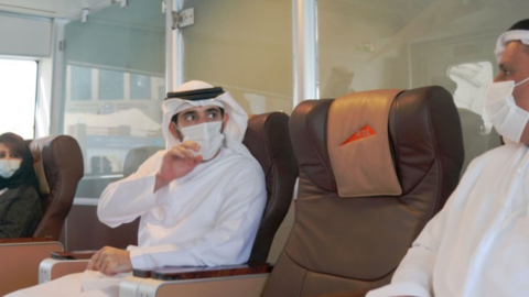 El jeque Hamdan durante el recorrido en Ferry. (Dubai Media Office)