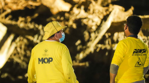 Cuadrillas trabajando en la zona donde ocurrió el desastre. (Comunicación El Salvador)