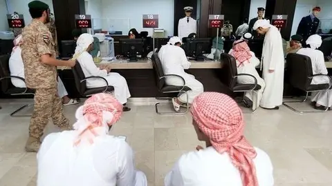 Los emiratíes deberán cumplir 20 años de servicio para cobrar íntegra la pensión.