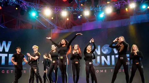 Un momento del espectáculo en el escenario central del Global Village. (WAM)