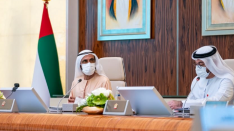El gobernante de Dubai difundió esta imagen de la reunión del Gabinete en su perfil de Twitter.