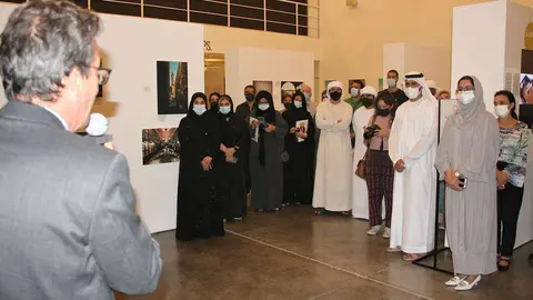 El embajador de España se dirige a los asistentes a la inauguración de la muestra 'Conceptos Paralelos en España y EAU'. (EL CORREO)