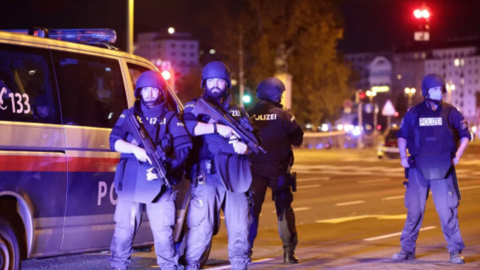 Despliegue policial en una de las zonas del tiroteo en Viena. (Al Arabiya)
