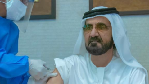 Momento en el que el gobernante de Dubai recibe la vacuna Covid-19. (Twitter)