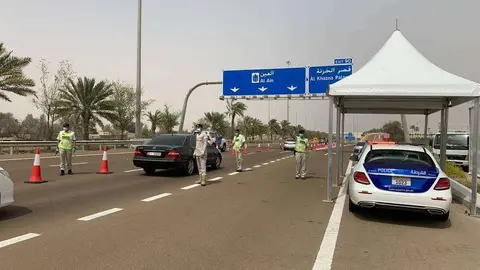 Los oficiales revisan el permiso electrónico de los conductores antes de viajar entre Abu Dhabi y otras ciudades. (Policía de Abu Dhabi)