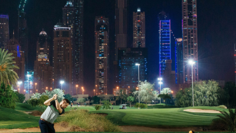 Un deportista juega al golf en Dubai. (Twitter)