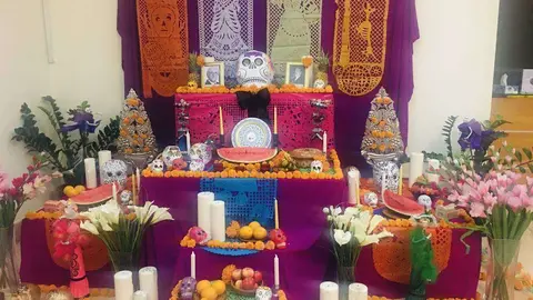Altar de muertos en la Embajada de México en Abu Dhabi. (EL CORREO)