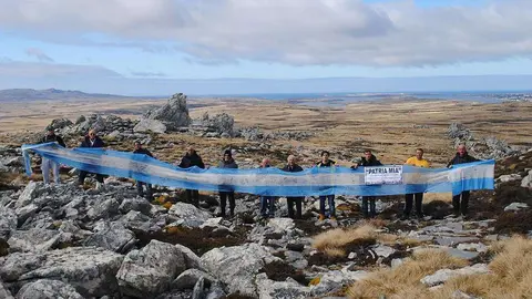 Argentinos portan la bandera de su país sobre territorio de las Islas Malvinas. (Fuente externa)