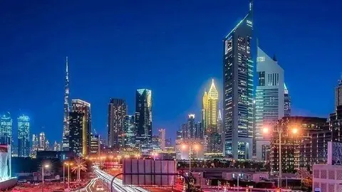 Perspectiva nocturna de Dubai con la Sheik Zayed Road y las Emirates Towers en primer plano. (@DXBMediaOffice)