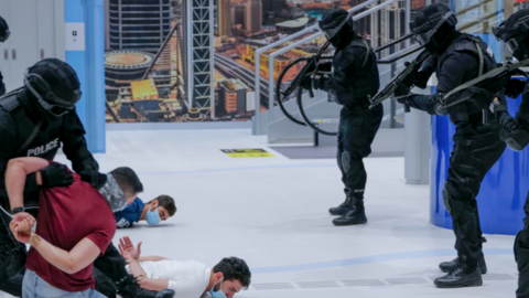 Un momento de un ejercicio de los equipos de seguridad emiratíes. (Dubai Media Oficce)