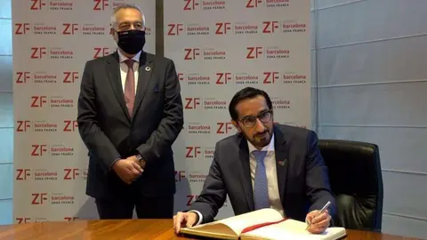 De izquierda a derecha: Pere Navarro (CZFB) y Majid Alfalasi. (Consorci de la Zona Franca de Barcelona)