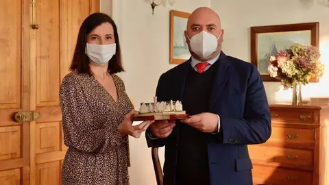 La alcaldesa de Santander, Gema Igual, entrega un regalo al embajador de Emiratos Árabes Unidos en España, Majid Al Suwaidi, durante el encuentro que han mantenido. (Cedida)