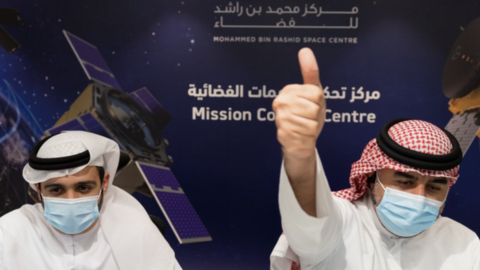 Parte del equipo emiratí que trabaja en la sonda enviada a Marte. (Twitter)