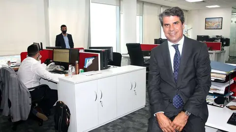 El nuevo consejero económico y comercial jefe de la Embajada de España en Emiratos Árabes Unidos, Andrés Salinero, posa en el área de trabajo de la oficina que dirige, situada en las emblemáticas Emirates Towers de Dubai. (EL CORREO)