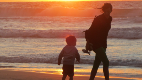 Foto ilustrativa de una madre y su hijo. (Fuente externa)
