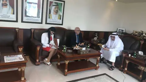 De izquierda a derecha, Ailyn Martínez, tercera secretaria de la Embajada de Cuba en EAU, el embajador cubano, Roberto Blanco y el secretario General de la Federación de Cámaras de Comercio de Dubai, Humaid Bin Salem. (Cedida)
