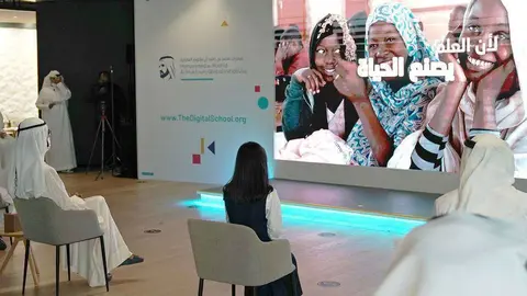 El jeque Mohammed bin Rashid atiende niños refugiados durante el lanzamiento de The Digital School. (WAM)