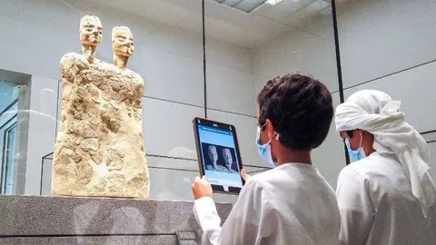Dos niños en el Museo Louvre Abu Dhabi. (@LouvreAbuDhabi)