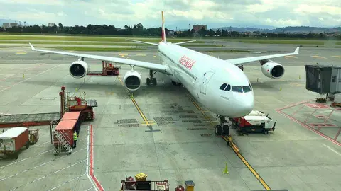 Avión de Iberia aguarda en pista el despegue. (EL CORREO)