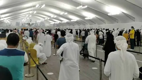 Decenas de personas aguardan en el Laser Screening Center en Ghantoot para realizarse la prueba del coronavirus. (EL CORREO)