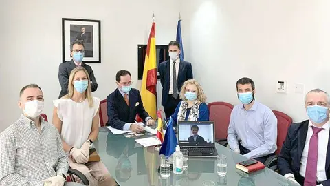 Participantes en la constitución en la sede de la Embajada de España en Abu Dhabi de la Asociación de Científicos e Investigadores Españoles en Emiratos Árabes Unidos. (Cedida)