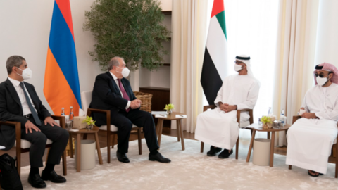  El jeque Mohamed bin Zayed Al Nahyan, príncipe heredero de Abu Dhabi y el presidente de Armenia durante el encuentro. (WAM) 
