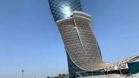 Una imagen del hotel Capital Gate de Abu Dhabi. (EL CORREO)