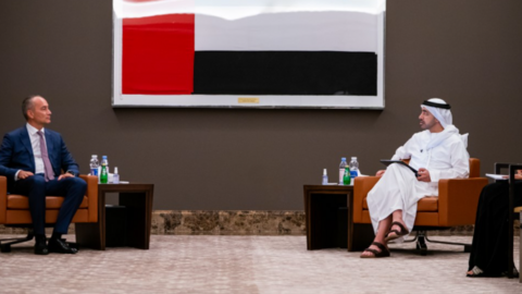 El Jeque Abdullah bin Zayed Al Nahyan, ministro de Relaciones Exteriores y Cooperación Internacional de EAU y el enviado de la ONU para el proceso de paz en Oirente Medio, Nikolai Miladinov. (WAM)