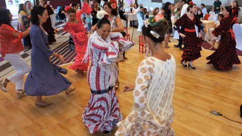 Cientos de personas acudieron a la Feria de Abril en el hotel Fairmont de Abu Dhabi. (Marta del Olmo)