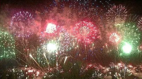 Fuegos artificiales por Año Nuevo en Abu Dhabi.