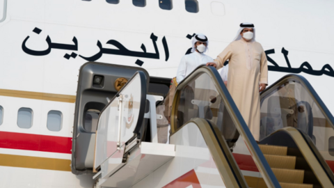El rey de Bahréin a su llegada al aeropuerto de Abu Dhabi. (WAM)