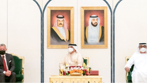 El jeque Mohamed bin Zayed, príncipe heredero de Abu Dhabi junto al rey Hamad de Bahréin, en el centro, y el rey Abdullah II, de Jordania, a la izquierda. (MoPA)