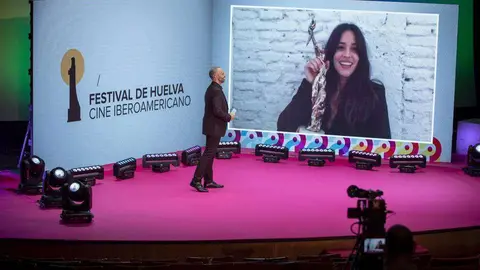 La actriz Macarena García, con el Premio Luz del Festival de Cine Iberoamericano de Huelva. (Alberto Díaz)