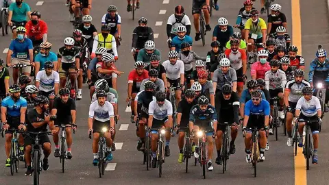 El jeque Hamdan junto a otros ciclistas. (AFP)