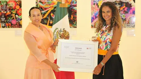 La embajadora de México en EAU, Francisca E. Méndez, entrega a Rocío Mireya Rodríguez el diploma que la acredita como 'Mexicana Distinguida'. (EL CORREO)