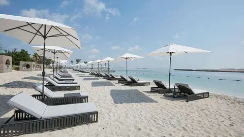 Cove Beach abre sus puertas el viernes 27 de noviembre en Abu Dhabi.  El nuevo club de playa con licencia será el primer local de este tipo que se abrirá en Reem Island .  Este es el segundo lugar de Cove Beach, después de la popular ubicación en Bluewate