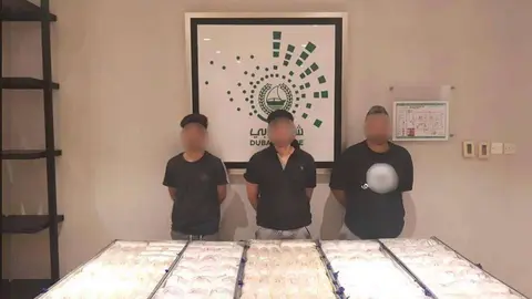 Los tres detenidos por contrabando en Dubai. (Policía de Dubai)