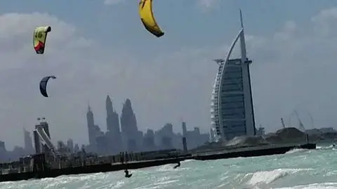 Viento y oleaje en Kite Beach de Dubai. (EL CORREO)